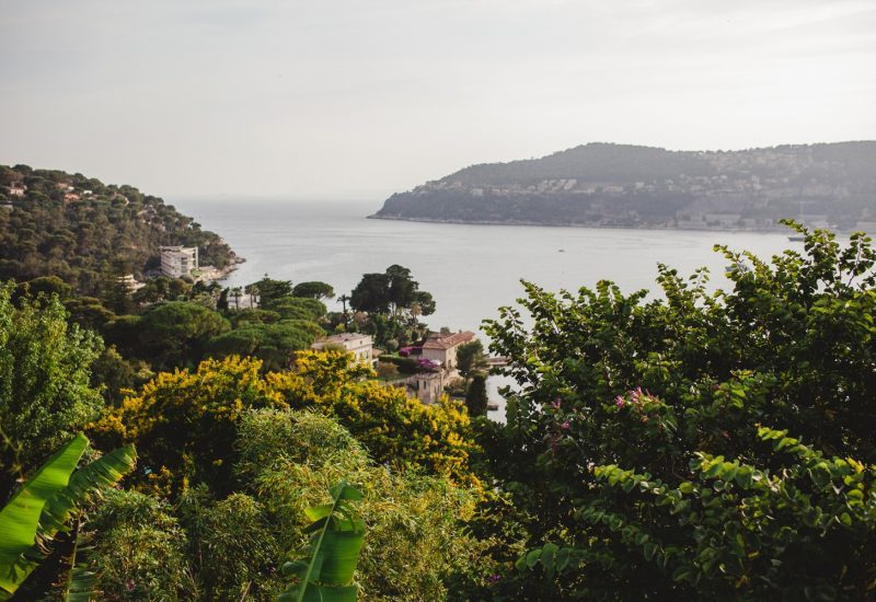 Vue panoramique sur la Côte d'Azur, mettant en valeur un cadre idyllique pour un mariage de luxe. Cette scène romantique, entourée de verdure luxuriante et d'un paysage côtier apaisant, est parfaite pour une cérémonie grandiose. Avec des domaines privés et des lieux exceptionnels à proximité, By Mademoiselle C transforme chaque mariage en un événement unique et sur mesure. Imaginez une célébration mémorable dans cet environnement élégant.