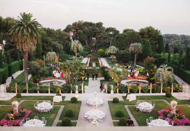 Un cadre enchanteur pour un mariage de luxe à Provence, Côte d'Azur et Corse, avec des tables élégamment dressées dans un jardin romantique. Cette cérémonie grandiose se déroule dans un domaine privé, entouré de paysages pittoresques et de jardins luxuriants. L'atmosphère sophistiquée et la décoration sur mesure soulignent l'expertise de By Mademoiselle C dans l'organisation d'événements uniques. Chaque détail contribue à créer une célébration exceptionnelle.