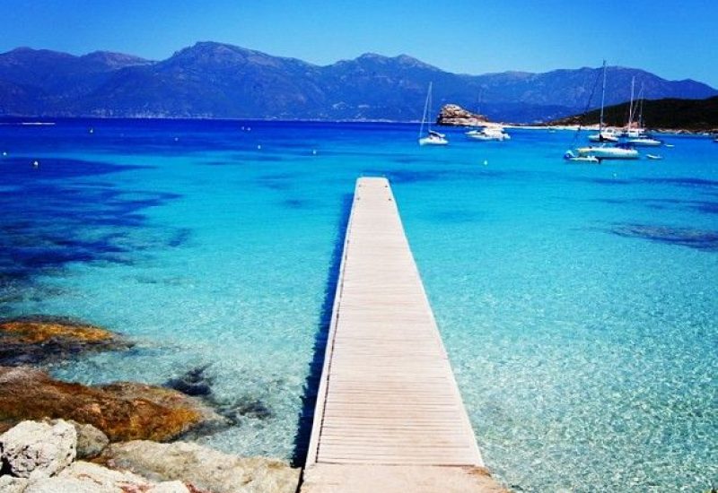 Un pont en bois s'étendant sur des eaux turquoise étincelantes, entouré de montagnes majestueuses, évoque un cadre idyllique pour une cérémonie de mariage romantique. Ce lieu exceptionnel, situé en Corse, est parfait pour un mariage de luxe, où chaque détail est soigneusement pensé pour créer une célébration grandiose. Avec des vues à couper le souffle et une ambiance sophistiquée, 'By Mademoiselle C' transforme cette destination en un événement unique et sur