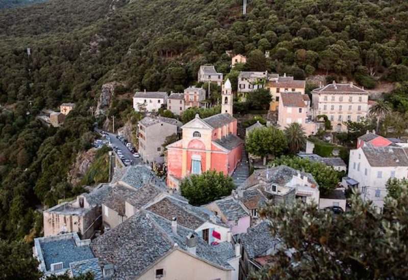 Un panorama romantique d'un village pittoresque en Corse, idéal pour une célébration de mariage de luxe. Ce cadre élégant, entouré de collines verdoyantes et de maisons traditionnelles, offre un lieu exceptionnel pour un mariage sur mesure. Avec ses ruelles charmantes et son atmosphère sophistiquée, cet emplacement est parfait pour un grand événement, un mariage romantique ou une cérémonie grandiose. By Mademoiselle C se spécialise dans l'organisation de mariages uniques