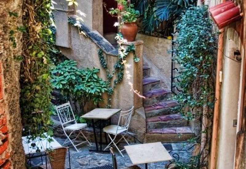 Un charmant coin de rue en Provence, enveloppé de verdure luxuriante, idéal pour un mariage romantique. Cet espace élégant, avec ses tables en fer forgé et ses escaliers en pierre, évoque une atmosphère sophistiquée, parfaite pour une célébration grandiose. 'By Mademoiselle C' excelle dans l'organisation de mariages sur mesure dans des lieux exceptionnels comme celui-ci, offrant une expérience unique pour un rêve de mariage inoubliable.