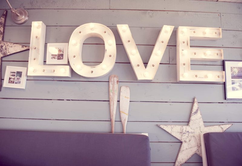 Décor élégant avec l'inscription "LOVE" illuminée, parfaite pour une célébration romantique. Ce cadre intime évoque l'atmosphère d'un mariage de luxe, où chaque détail est soigneusement pensé. En tant que wedding planner en Provence, Côte d'Azur et Corse, By Mademoiselle C crée des événements sur mesure, transformant des lieux uniques en décors de rêve. Que ce soit dans un domaine privé ou un jardin pittoresque, chaque cérémonie devient une célébr