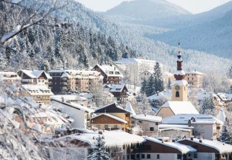 Village pittoresque sous la neige, parfait pour un mariage romantique. 'By Mademoiselle C' propose des célébrations de luxe dans des lieux exceptionnels, alliant élégance et sophistication. Imaginez une cérémonie grandiose dans un domaine privé, entouré de montagnes majestueuses. Chaque détail est soigneusement conçu pour créer un événement sur mesure, garantissant une expérience inoubliable pour votre rêve de mariage en Provence, Côte d'Azur et Corse.