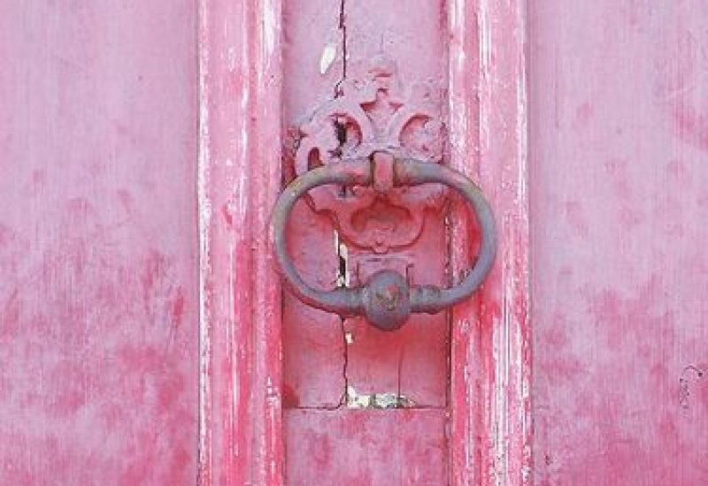 Une porte ancienne en bois rose, symbole d'une entrée vers un événement de luxe. Parfaite pour un mariage romantique, cette porte évoque l'élégance et la sophistication des cérémonies sur mesure organisées par By Mademoiselle C. Imaginez un grand événement dans un domaine privé en Provence, Côte d'Azur ou Corse, où chaque détail est conçu pour créer une célébration unique. Les couleurs douces et le charme d'un cadre pittoresque font de cet endroit le
