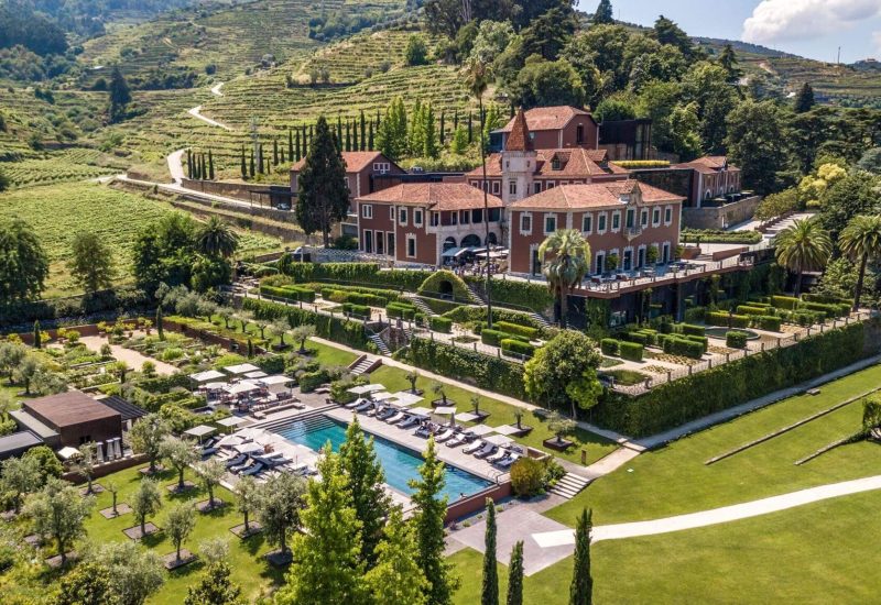 Un lieu de mariage élégant et romantique, idéal pour une cérémonie grandiose, situé au cœur des vignobles en Provence. Cette propriété privée, soigneusement organisée par By Mademoiselle C, offre un cadre exceptionnel pour un mariage de luxe. Avec des jardins impeccables et une vue imprenable sur le paysage environnant, chaque détail de cet événement sur mesure sera conçu pour créer une célébration unique et inoubliable.