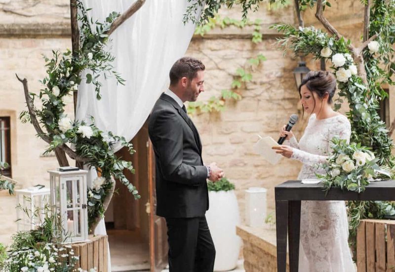 Cérémonie romantique dans un domaine privé en Provence, mettant en scène un couple lors de leur grand mariage. L'atmosphère élégante est accentuée par une décoration florale sophistiquée et un cadre pittoresque, idéal pour une célébration sur mesure. "By Mademoiselle C" se spécialise dans l'organisation de mariages de luxe, offrant des lieux exceptionnels pour des événements uniques. Ce moment précieux incarne le rêve d'un mariage sur mesure, parfait