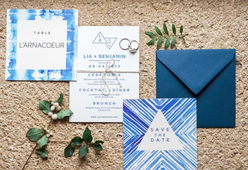 Invitation élégante pour un mariage de luxe en Provence, Côte d'Azur et Corse, mettant en avant une organisation sur mesure. Ce design raffiné évoque une cérémonie grandiose dans un domaine privé entouré de paysages romantiques. Les éléments naturels, tels que les feuilles et les baies, ajoutent une touche sophistiquée à cette célébration unique. Idéal pour un mariage de rêve, chaque détail est soigneusement pensé pour créer une atmosphère mémorable et romantique.