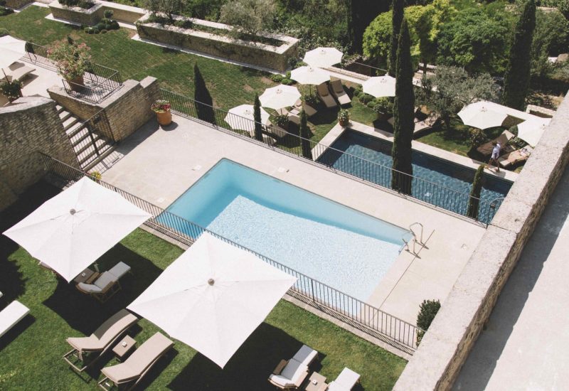 Une vue aérienne d'une luxueuse propriété en Provence, idéale pour un mariage romantique. La piscine scintillante et les transats élégants créent une atmosphère sophistiquée pour une célébration grandiose. Cet espace extérieur, entouré de jardins verdoyants et d'arbres majestueux, est le cadre parfait pour un événement sur mesure. Que ce soit pour un mariage sur la Côte d'Azur ou une cérémonie intime en Corse, 'By Mademoiselle C'