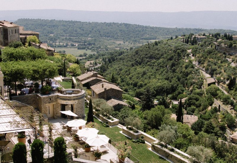 Une vue panoramique d'un domaine privé en Provence, parfait pour une cérémonie de mariage romantique. Ce lieu exceptionnel, entouré de collines verdoyantes et de vignobles, offre un cadre idyllique pour une célébration grandiose. Avec ses espaces élégants et sa nature environnante, il incarne l'essence d'un mariage de luxe sur mesure, idéal pour un événement unique. "By Mademoiselle C" excelle dans l'organisation de mariages sur mesure.