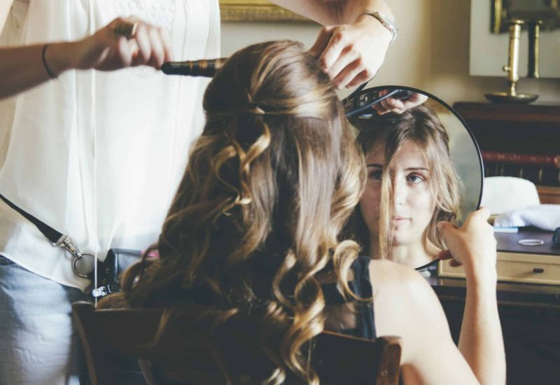 Une mariée se prépare pour son grand jour dans un cadre élégant et romantique, mettant en avant le savoir-faire de 'By Mademoiselle C', wedding planner en Provence, Côte d'Azur & Corse. L'atmosphère sophistiquée de cette préparation témoigne d'un mariage de luxe et sur mesure. Les détails raffinés de la coiffure illustrent l'attention portée à chaque aspect de cet événement unique, promettant une célébration grandiose dans un lieu d'exception.