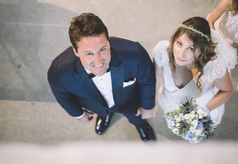 Un couple rayonnant lors de leur grand jour, capturant l'essence d'un mariage romantique et luxueux. Avec une atmosphère élégante, cette scène évoque un événement sur mesure dans un cadre enchanteur, parfait pour un mariage de rêve en Provence, Côte d'Azur ou en Corse. Les détails raffinés, comme le bouquet délicat de fleurs, soulignent l'expertise de By Mademoiselle C dans l'organisation de cérémonies exceptionnelles.