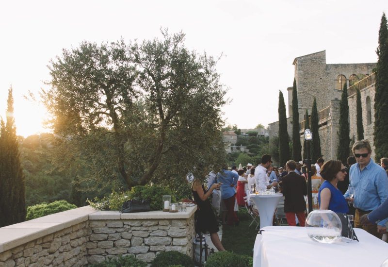 Un élégant événement en plein air organisé par 'By Mademoiselle C', mettant en valeur un cadre exceptionnel dans un domaine privé en Provence. Ce mariage de luxe, avec une ambiance romantique et sophistiquée, offre une vue imprenable sur les montagnes et les jardins environnants. Les invités savourent une célébration grandiose, entourés de verdure et de pierres anciennes, créant une atmosphère de rêve pour une cérémonie sur mesure.