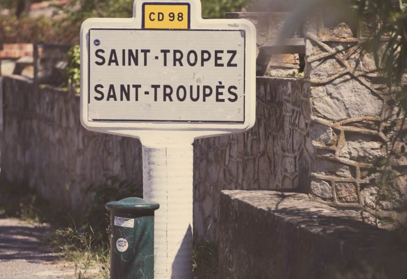 Un panneau indiquant Saint-Tropez, symbole d'une destination de mariage de luxe en Provence, Côte d'Azur et Corse. Cette région est idéale pour organiser des cérémonies grandioses et des célébrations uniques. Imaginez un événement sur-mesure dans un domaine privé, entouré de paysages pittoresques et d'une atmosphère romantique. Les couples peuvent s'attendre à une organisation exceptionnelle pour leur rêve de mariage, dans des lieux élégants, que ce soit un jardin