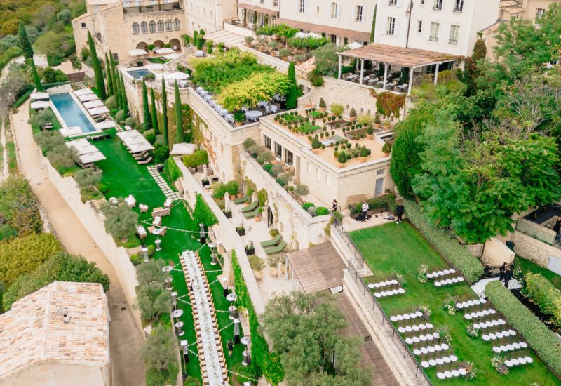 Un cadre élégant pour un mariage romantique, avec une vue imprenable sur la nature environnante, idéal pour une célébration grandiose. Ce domaine privé en Provence offre des lieux exceptionnels pour un événement unique et sur mesure, créant ainsi le rêve d'un mariage de luxe sur la Côte d'Azur et en Corse.