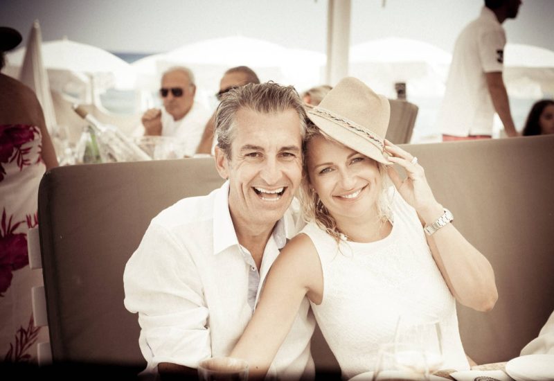 Un couple rayonnant partage un moment de complicité dans un cadre élégant, parfait pour un mariage romantique en Provence, Côte d'Azur et Corse. Ce moment capturé évoque l'atmosphère d'une célébration grandiose, idéale pour une organisation sur mesure orchestrée par By Mademoiselle C. Les couples en quête d'une expérience de mariage unique seront séduits par les lieux exceptionnels et les domaines privés qui font la renommée de cette marque de luxe. Que ce