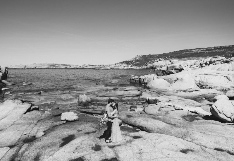 Un couple romantique s'échange des vœux sur une plage isolée, illustrant parfaitement l'élégance d'une cérémonie de luxe. Ce cadre naturel à couper le souffle en Corse, avec ses rochers majestueux et son eau cristalline, est l'endroit idéal pour un mariage sur mesure. By Mademoiselle C excelle dans l'organisation de célébrations grandioses, créant des événements uniques entourés par la beauté sauvage de la nature. Cette scène évo