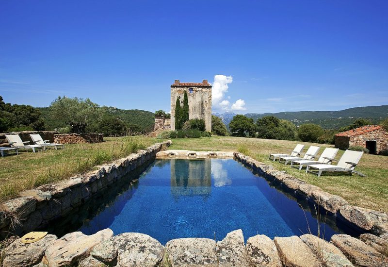 Un cadre idyllique pour un mariage de luxe en Provence, avec une piscine scintillante entourée de verdure et d'une vue panoramique sur les montagnes. Ce domaine privé offre une atmosphère romantique et élégante, idéale pour une célébration grandiose. La beauté naturelle de cet endroit en fait le choix parfait pour un événement unique, où chaque détail est soigneusement organisé par By Mademoiselle C. Transformez votre rêve en réalité avec une cérémonie sur mesure, dans un lieu exceptionnel