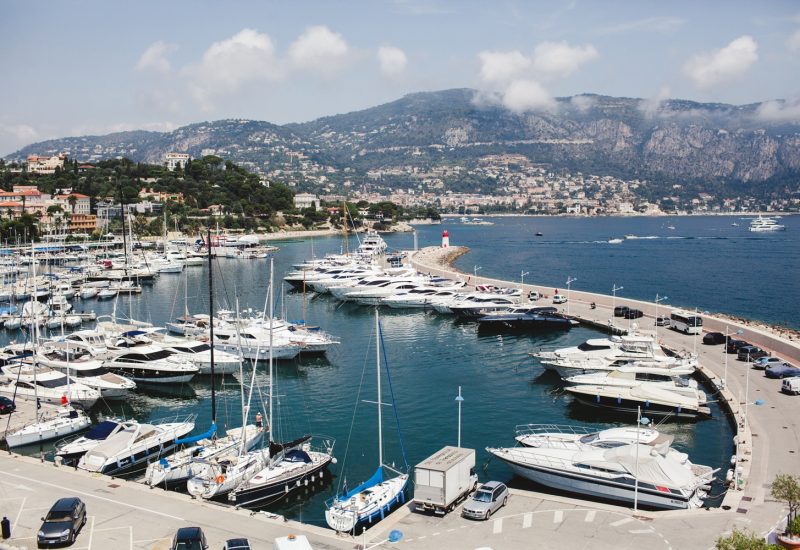 Un port de plaisance pittoresque en Côte d'Azur, idéal pour une célébration de mariage romantique. Avec ses somptueux yachts et son atmosphère élégante, cet endroit est parfait pour une cérémonie grandiose. 'By Mademoiselle C' excelle dans l'organisation de mariages sur mesure, créant des événements uniques dans des lieux exceptionnels. Imaginez un mariage de luxe entouré de paysages à couper le souffle, où chaque détail de votre rêve devient réalité.