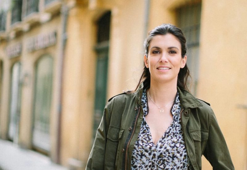 Une experte en planification de mariage, By Mademoiselle C, se promène dans une ruelle pittoresque, incarnant l'élégance et la sophistication des mariages de luxe en Provence, Côte d'Azur et Corsica. Avec un savoir-faire inégalé pour créer des événements sur mesure, elle se spécialise dans la conception de cérémonies grandioses et romantiques. Chaque détail est soigneusement orchestré pour offrir une expérience unique, que ce soit