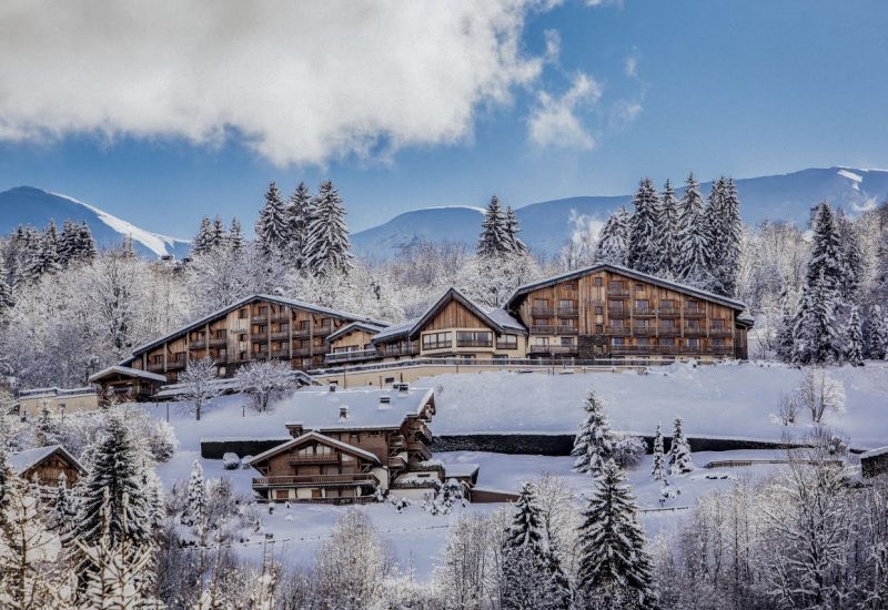Un cadre enchanteur pour un mariage de luxe dans un domaine privé en montagne, où la beauté naturelle rencontre l'élégance. Ce lieu exceptionnel, avec ses chalets en bois et ses paysages enneigés, est parfait pour une cérémonie romantique et une célébration grandiose. By Mademoiselle C, votre wedding planner en Provence, Côte d'Azur et Corse, organise des événements sur mesure, garantissant une expérience inoubliable pour votre rêve de mariage. Transformez ce
