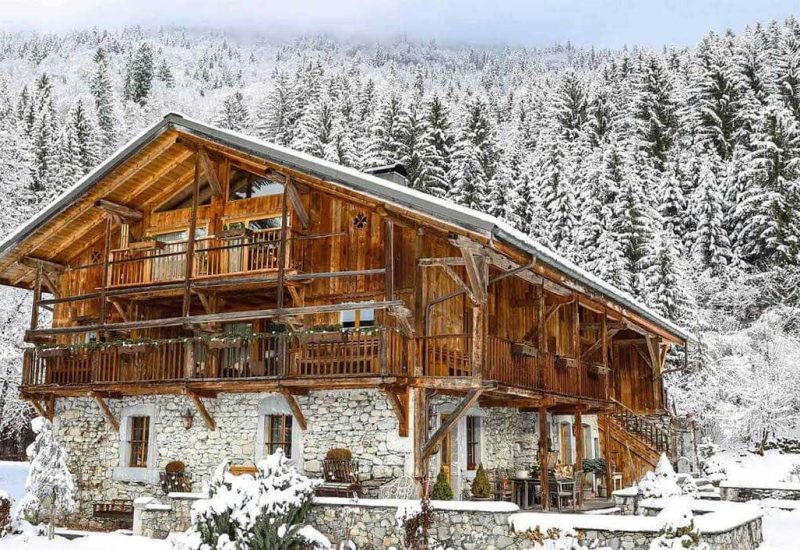 Un élégant domaine alpin, parfait pour une cérémonie de mariage romantique et luxueuse. Ce cadre enchanteur, entouré de montagnes enneigées, offre une atmosphère chaleureuse pour un événement sur mesure, idéal pour une célébration grandiose. Avec ses matériaux en bois et ses vues pittoresques, cet endroit se prête à un mariage de rêve, mêlant sophistication et charme. Transformez votre grand jour en une expérience unique et inoubliable grâce à l'expertise de By