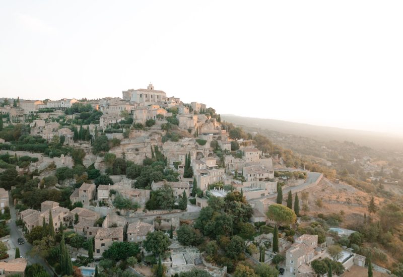 Un panorama enchanteur de maisons en pierre surplombant les collines de Provence, idéal pour un mariage romantique. Ce cadre sophistiqué, avec ses jardins luxuriants et ses vues imprenables, est parfait pour une célébration grandiose. By Mademoiselle C crée des événements sur mesure dans des lieux d'exception, garantissant une expérience unique et inoubliable.