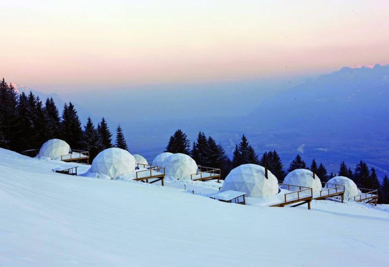 Des igloos géodésiques élégamment disposés sur un paysage enneigé, entourés de forêts majestueuses, créant une atmosphère romantique et sophistiquée. Parfait pour une célébration grandiose, cet emplacement unique offre un cadre intime pour un mariage sur mesure. Imaginez un événement exceptionnel, où chaque détail est soigneusement organisé pour réaliser le rêve d'une cérémonie de luxe en Provence, Côte d'Azur et Corse.