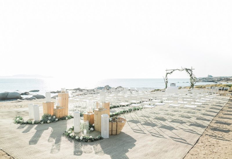 Celebrate a luxury wedding on this picturesque beach with breathtaking sea views, ideal for a romantic ceremony. The elegant, sophisticated atmosphere of this bespoke event makes it the perfect setting for a grand wedding in Provence, the French Riviera and Corsica. Decorative elements, such as delicate lanterns and floral arrangements, add a touch of magic to this unique celebration. With seating