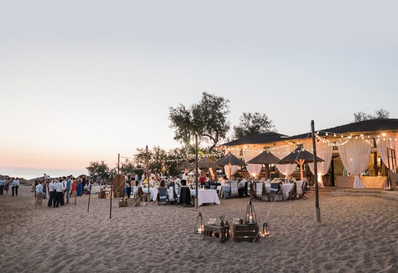 An elegant beach wedding ceremony, organized by By Mademoiselle C, celebrates luxury and romance in an enchanting setting. Carefully laid tables, surrounded by twinkling lanterns, create a magical atmosphere for a grand event. This wedding on the French Riviera, in an exceptional private estate, perfectly illustrates the expertise of our made-to-measure wedding planning.