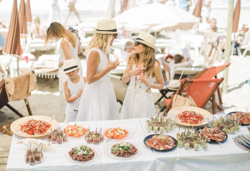 Une ambiance romantique et élégante se dégage de cette célébration sur la plage, où 'By Mademoiselle C' organise un mariage de luxe en Provence, Côte d'Azur et Corse. Des mets exquis sont présentés sur une table, offrant une expérience gastronomique sur mesure pour un événement unique. Les invités, vêtus de tenues légères, profitent d'une journée ensoleillée, créant une atmosphère de grand plaisir et de sophistication. Ce mariage sur la
