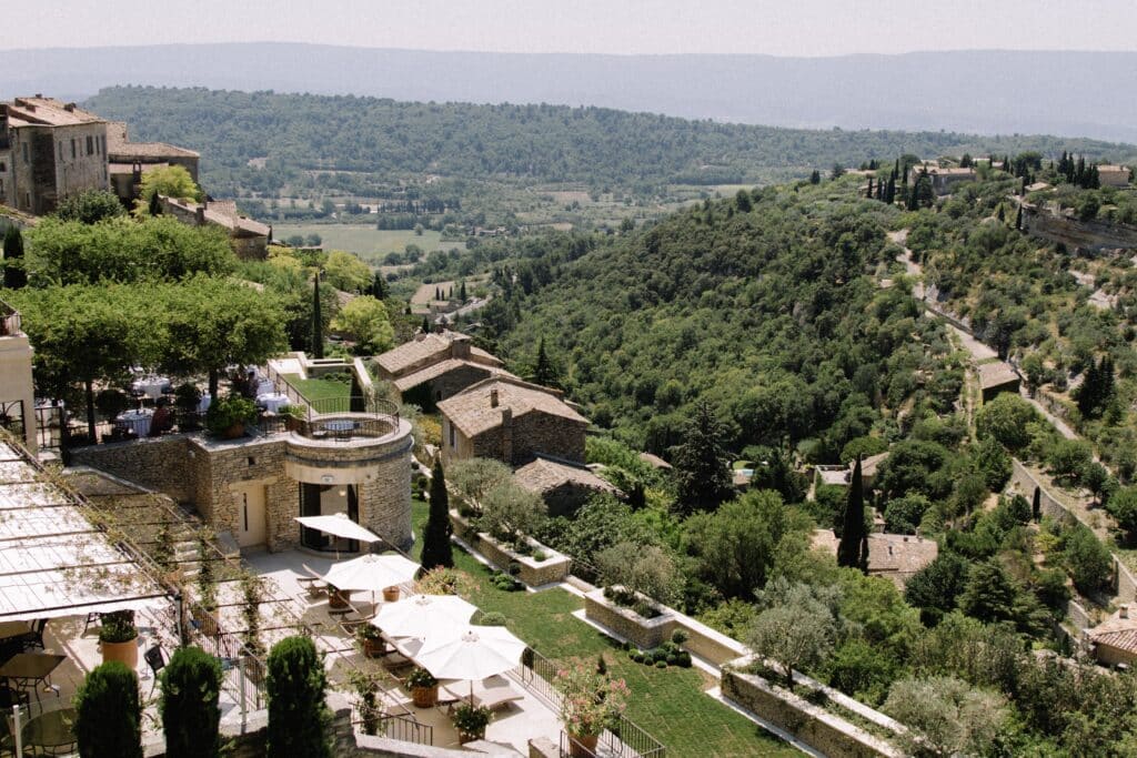 Une vue panoramique d'un domaine privé en Provence, parfait pour une cérémonie de mariage romantique. Ce lieu exceptionnel, entouré de collines verdoyantes et de vignobles, offre un cadre idyllique pour une célébration grandiose. Avec ses espaces élégants et sa nature environnante, il incarne l'essence d'un mariage de luxe sur mesure, idéal pour un événement unique. "By Mademoiselle C" excelle dans l'organisation de mariages sur mesure.