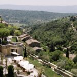 Une vue panoramique d'un domaine privé en Provence, parfait pour une cérémonie de mariage romantique. Ce lieu exceptionnel, entouré de collines verdoyantes et de vignobles, offre un cadre idyllique pour une célébration grandiose. Avec ses espaces élégants et sa nature environnante, il incarne l'essence d'un mariage de luxe sur mesure, idéal pour un événement unique. "By Mademoiselle C" excelle dans l'organisation de mariages sur mesure,