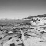 Un couple romantique s'échange des vœux sur une plage isolée, illustrant parfaitement l'élégance d'une cérémonie de luxe. Ce cadre naturel à couper le souffle en Corse, avec ses rochers majestueux et son eau cristalline, est l'endroit idéal pour un mariage sur mesure. By Mademoiselle C excelle dans l'organisation de célébrations grandioses, créant des événements uniques entourés par la beauté sauvage de la nature. Cette scène évo