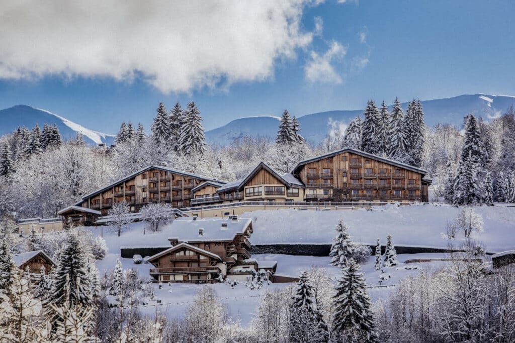 Un cadre enchanteur pour un mariage de luxe dans un domaine privé en montagne, où la beauté naturelle rencontre l'élégance. Ce lieu exceptionnel, avec ses chalets en bois et ses paysages enneigés, est parfait pour une cérémonie romantique et une célébration grandiose. By Mademoiselle C, votre wedding planner en Provence, Côte d'Azur et Corse, organise des événements sur mesure, garantissant une expérience inoubliable pour votre rêve de mariage. Transformez ce