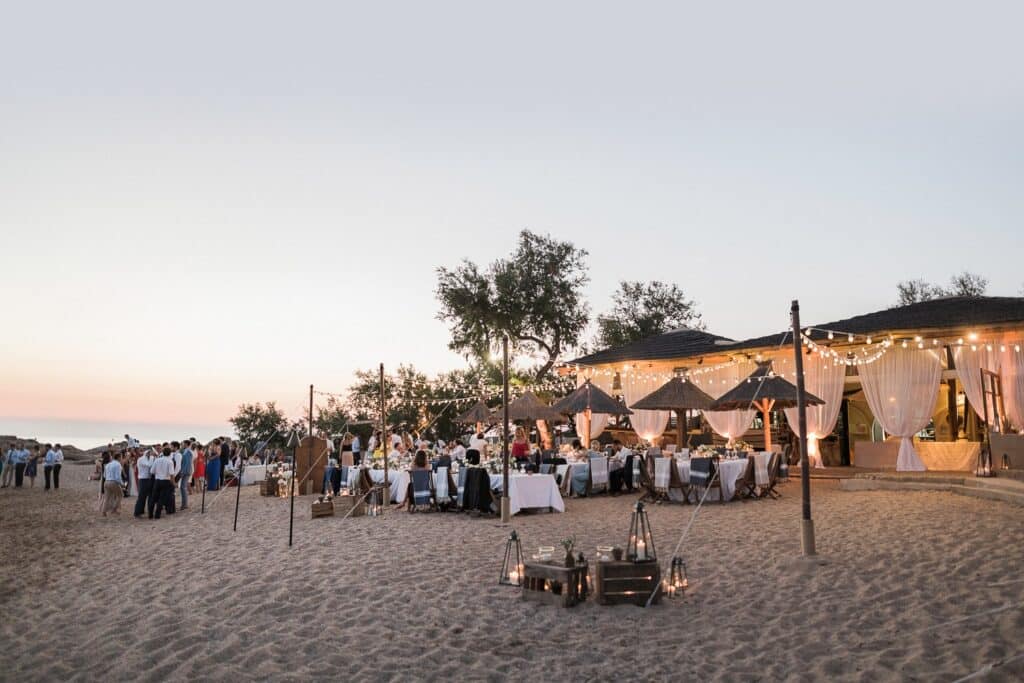 Une élégante cérémonie de mariage sur la plage, organisée par By Mademoiselle C, célèbre le luxe et le romantisme dans un cadre envoûtant. Les tables dressées avec soin, entourées de lanternes scintillantes, créent une atmosphère magique pour un grand événement. Ce mariage sur la Côte d'Azur, dans un domaine privé exceptionnel, illustre parfaitement l'expertise de notre planification de mariages sur mesure.